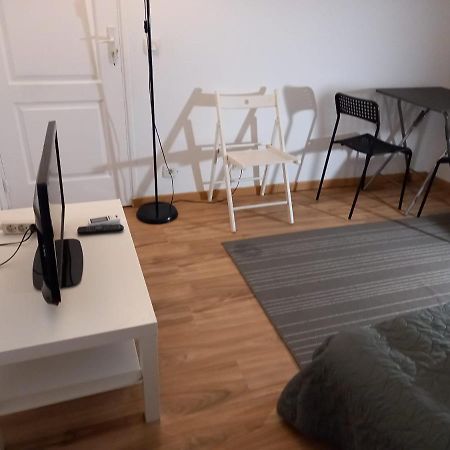 3 Hebergements - Au 1Er Etage 1 Appartement 2 Pieces Et Au 2Eme Etage Un Logement De 2 Chambres Louees Separement Avec Coin Cuisine Et Toilettes A Partager- Dans Pavillon Au Pied Du Rer B A 5 Minutes De Paris Et 30 Mn Stade De France Cachan Εξωτερικό φωτογραφία