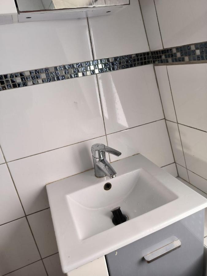 3 Hebergements - Au 1Er Etage 1 Appartement 2 Pieces Et Au 2Eme Etage Un Logement De 2 Chambres Louees Separement Avec Coin Cuisine Et Toilettes A Partager- Dans Pavillon Au Pied Du Rer B A 5 Minutes De Paris Et 30 Mn Stade De France Cachan Εξωτερικό φωτογραφία