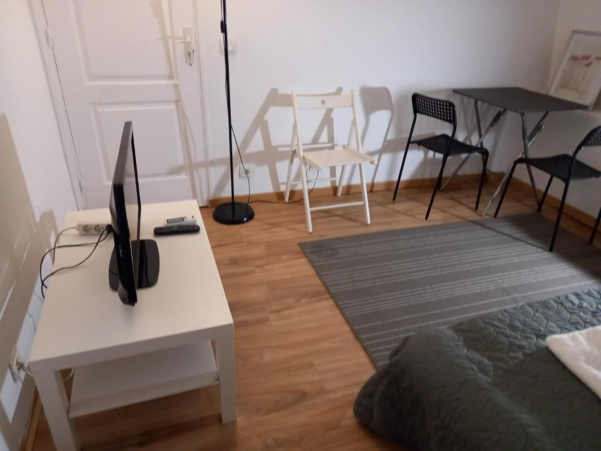 3 Hebergements - Au 1Er Etage 1 Appartement 2 Pieces Et Au 2Eme Etage Un Logement De 2 Chambres Louees Separement Avec Coin Cuisine Et Toilettes A Partager- Dans Pavillon Au Pied Du Rer B A 5 Minutes De Paris Et 30 Mn Stade De France Cachan Εξωτερικό φωτογραφία